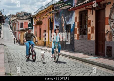 BOGOTA, KOLUMBIEN - Januar 01. 2020: Unbekannte Männer und Frauen fahren mit dem Fahrrad durch La Candelaria in Bogota, Kolumbien Stockfoto