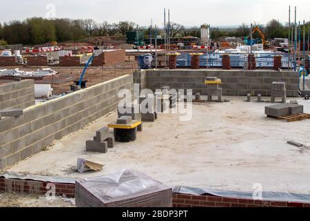 Hesketh Bank, Lancashire; UK Coronavirus: 9. April 2020; Bauphasen wie alle arbeiten im Stillstand an den Persimmon Douglas Gardens. Baustellen werden geschlossen, um ihre Bauherren zu schützen, obwohl sie inmitten der Sperrstelle offen bleiben dürfen. Housebuilder Persimmon hat sich mit anderen in der Verpfändung von Werkzeugen zusammengeschlossen. Coronavirus-bedingte Verzögerungen haben Projekte in ganz Großbritannien getroffen, wie Hausbauunternehmen, ihre gesamten Bauarbeiten angehalten haben. Kredit: MediaWorldImages/Alamy Live News Stockfoto