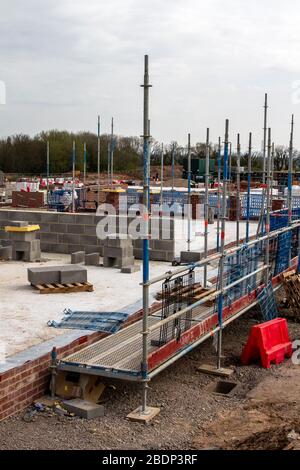 Hesketh Bank, Lancashire; UK Coronavirus: 9. April 2020; Bauphasen wie alle arbeiten im Stillstand an den Persimmon Douglas Gardens. Baustellen werden geschlossen, um ihre Bauherren zu schützen, obwohl sie inmitten der Sperrstelle offen bleiben dürfen. Housebuilder Persimmon hat sich mit anderen in der Verpfändung von Werkzeugen zusammengeschlossen. Coronavirus-bedingte Verzögerungen haben Projekte in ganz Großbritannien getroffen, wie Hausbauunternehmen, ihre gesamten Bauarbeiten angehalten haben. Kredit: MediaWorldImages/Alamy Live News Stockfoto