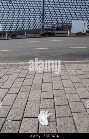 Birmingham, West Midlands, Großbritannien. April 2020. Obwohl das Coronavirus eine unsichtbare Bedrohung für das menschliche Auge darstellt, sind weggeworfene Handschuhe und Gesichtsmasken eine sichtbarere Fäule auf dem Land. Die Bilder zeigen gebrauchte Handschuhe und Masken, die möglicherweise kontaminiert sind, auf dem Boden im Stadtzentrum von Birmingham verstreut sind. Quelle: Stop Press Media/Alamy Live News Stockfoto