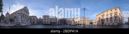 Panorama des Domplatzes von Catania, mit Kirche Sant'Agata, Rathaus und Elefantenbrunnen, Sizilien, Italien Stockfoto