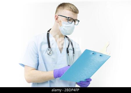 Arzt in medizinischer Uniform, Maske schreiben Medizin Rezept auf Zwischenablage Stockfoto