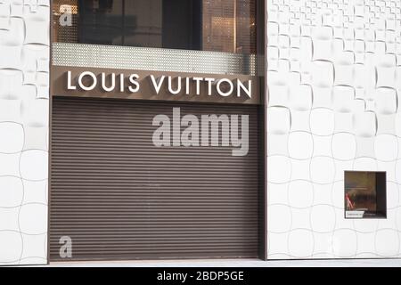 Der Laden in Louis Vuitton Ginza wird am 8. April 2020 vorübergehend in Tokio, Japan geschlossen, einen Tag nachdem der japanische Premierminister Shinzo Abe für Tokio und sechs weitere Präfektur den monatelangen Ausnahmezustand erklärt hatte, um die Verbreitung des neuartigen Coronavirus einzudämmen. Credit: AFLO/Alamy Live News Stockfoto