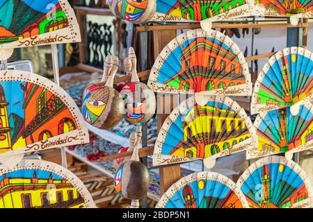 TRINIDAD, KUBA - 10. DEZEMBER 2019: Kubanische Geisha Fan Souvenirs auf Straßen zum Verkauf in Trinidad, Kuba. Stockfoto
