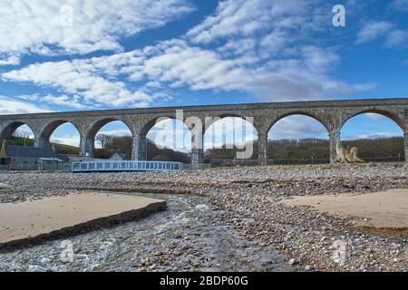 CULLEN BAY BEACH MORAY SCOTLAND CULLEN EISENBAHNVIADUKT UND CULLEN BRENNEN ODER FLIESSEN ZUM MEER Stockfoto