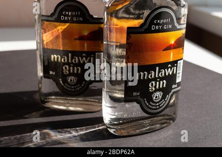 KIEW, UKRAINE - 03. APRIL 2020: Nahaufnahme von zwei 200 ml Glasflaschen Malawi Gin, die auf dunklem Hintergrund in der Schlange stehen. Ein malawiischer Afrikaner Stockfoto