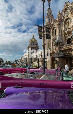 HAVANNA, KUBA - 10. DEZEMBER 2019: Oldtimer-Oldtimer in Havanna, Kuba. Typische Havanna urbane Szene mit bunten Gebäuden und alten Autos. Stockfoto