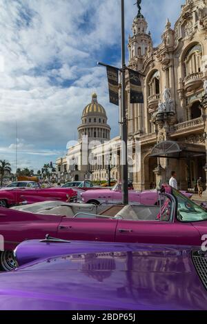 HAVANNA, KUBA - 10. DEZEMBER 2019: Oldtimer-Oldtimer in Havanna, Kuba. Typische Havanna urbane Szene mit bunten Gebäuden und alten Autos. Stockfoto