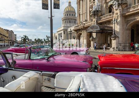 HAVANNA, KUBA - 10. DEZEMBER 2019: Oldtimer-Oldtimer in Havanna, Kuba. Typische Havanna urbane Szene mit bunten Gebäuden und alten Autos. Stockfoto