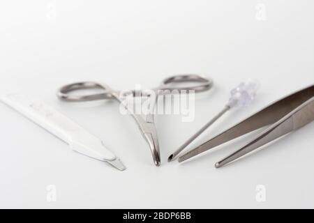 Nahaufnahme von medizinischen Instrumenten auf weißem Hintergrund. Instrumente werden zur Kanulation des zentralvenösen Katheters auf der ITS im Krankenhaus verwendet. Stockfoto