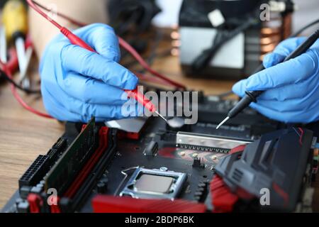 Person in blauen Schutzhandschuhen Stockfoto