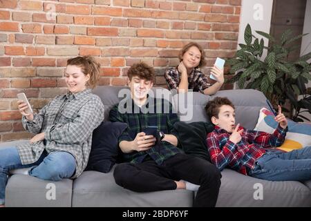 Gruppe von glücklichen Freunden, die Selfie machen und Spaß haben, glückliche junge Freunde sitzen und Selfie zu Hause machen Stockfoto