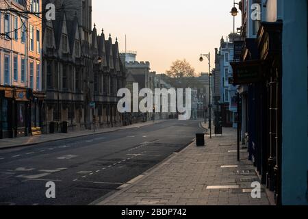 Blick nach Osten auf die High Street, mit Brasenose College auf der linken Seite, Oxford Stockfoto