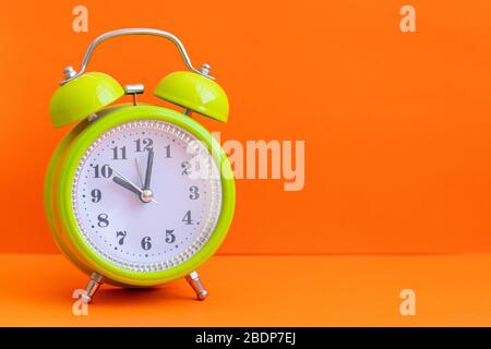 Farbenfroher Wecker, ideal zum Aufwachen am Morgen Stockfoto