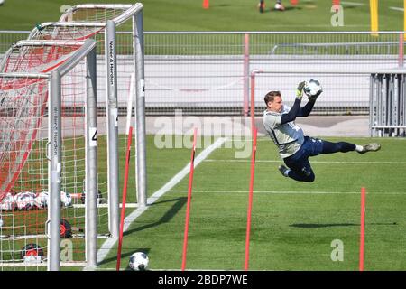 Manuel NEUER (Torwart FC Bayern München), Parade, pariert den Ball. Action, Einzelaktion, Einzelbild, Ausschneiden, Ganzkörperaufnahme, ganze Figur. FC Bayern München trainiert in kleinen Gruppen in der Coronavirus-Pandemie. Training an der Saebener Straße. Fußball 1. Bundesliga, Saison 2019/2020, am 9. April 2020 weltweit im Einsatz Stockfoto