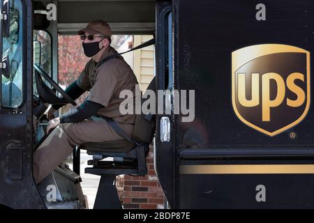 Ein UPS-Lieferer, der eine Gesichtsmaske in Boston Massachusetts USA trägt Stockfoto