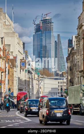Blick von einer belebten Fleetstreet in Richtung London mit 22 Bishopsgate im Bau 2019 Stockfoto