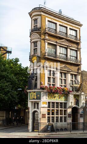 Im gesamten Großraum London werden Sie eine Mischung aus moderner Architektur und historischen Gebäuden sehen, die sich miteinander vermischen. Stockfoto