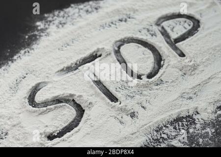 Selektive Fokus, das Wort Stop von Mehl Stockfoto