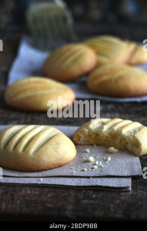 Vertikales Bild von frisch gebackenen Butterkeksen mit Keks im Hintergrund, aufgenommen im selektiven Fokus, verblasst für Rezepttext oder Kopierraum Stockfoto