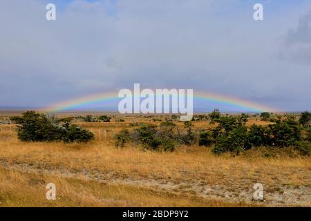 Regenbogen über der Patagonia Steppe in der Nähe der Stadt Punta Arenas, Patagonien, Chile, Südamerika Stockfoto