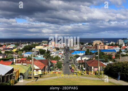 Der Aussichtspunkt Mirador del Cerro de la Cruz mit Blick auf die Stadt Punta Arenas, Patagonien, Chile, Südamerika Stockfoto