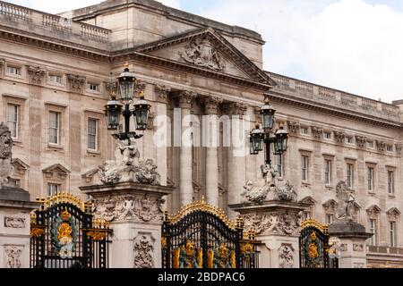 Ein muss auf jeder Touristenliste ist eine Station im Buckingham Palace. Stockfoto