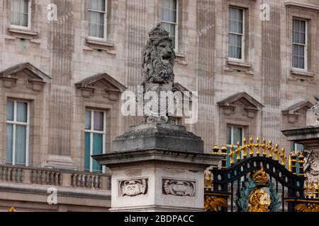 Ein muss auf jeder Touristenliste ist eine Station im Buckingham Palace. Stockfoto