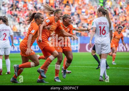 Lieke Martens (L), Anouk Dekker (C) und Shanice van de Sanden (R) aus den Niederlanden feiern während des FIFA-Frauenweltcup-Spiels 2019 zwischen den Niederlanden und Kanada im Stade Auguste-Delaune-Stadion.(Endstand: Niederlande 2:1 Kanada)) Stockfoto