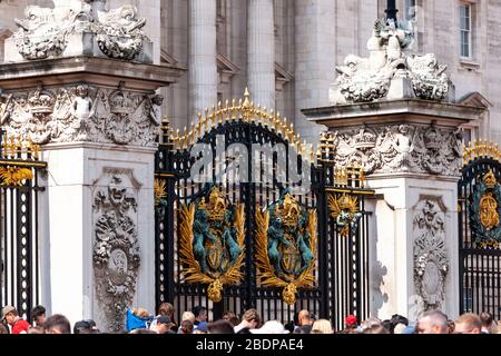 Ein muss auf jeder Touristenliste ist eine Station im Buckingham Palace. Stockfoto