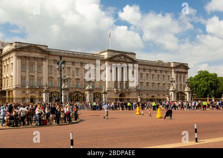 Ein muss auf jeder Touristenliste ist eine Station im Buckingham Palace. Stockfoto