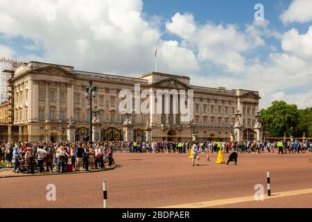 Ein muss auf jeder Touristenliste ist eine Station im Buckingham Palace. Stockfoto