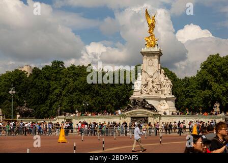 Ein muss auf jeder Touristenliste ist eine Station im Buckingham Palace. Stockfoto