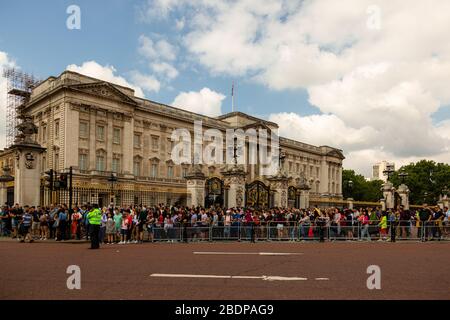 Ein muss auf jeder Touristenliste ist eine Station im Buckingham Palace. Stockfoto