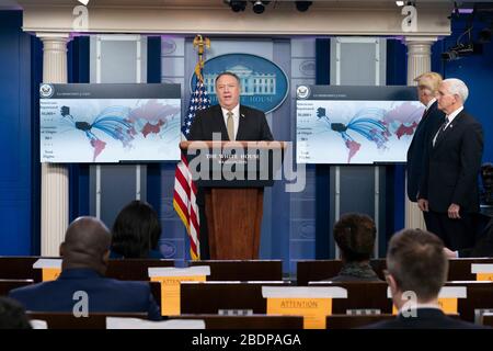 Der Außenminister der Vereinigten Staaten Mike Pompeo nimmt am Mittwoch, den 8. April 2020, an einem Nachrichten-Briefing mit Mitgliedern der Coronavirus Task Force im Weißen Haus in Washington, DC Teil. Rechts stehen US-Präsident Donald J. Trump und US-Vizepräsident Mike Pence.Credit: Chris Kleponis/Pool über CNP Stockfoto