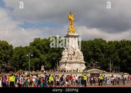 Ein muss auf jeder Touristenliste ist eine Station im Buckingham Palace. Stockfoto