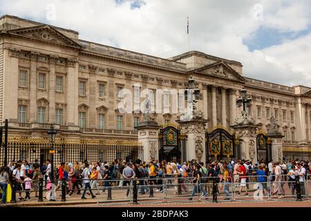 Ein muss auf jeder Touristenliste ist eine Station im Buckingham Palace. Stockfoto