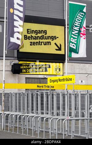 Dortmund, 9. April 2020: In einem Teil des Fussballstadions Signal-Iduna-Park (Westfalenstadion) der Bundesligavereiner BVB Borussia Dortmund ist ein temporäres Corona Test- und Beförderungszentrum einingerichtet. Hier können Sie Ihre Bürger auf das neuartige Virus COVID-19/Coronavirus testet lassen. --- Dortmund / Deutschland, 9. April 2020: In einem Teil des Fußballstadions Signal-Iduna-Park (Westfalenstadion) des Bundesligisten BVB Borussia Dortmund wurde ein temporäres Prüf- und Behandlungszentrum Corona eingerichtet. Hier können Bürger auf den neuen Virus COVID-19/Coronavirus getestet werden. Stockfoto
