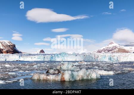 Gletscher, Eisberge und die drei Kronberge des Kongsfjorden, Svalbard Stockfoto