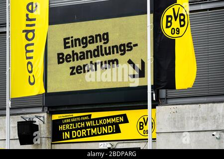 Dortmund, 9. April 2020: In einem Teil des Fussballstadions Signal-Iduna-Park (Westfalenstadion) der Bundesligavereiner BVB Borussia Dortmund ist ein temporäres Corona Test- und Beförderungszentrum einingerichtet. Hier können Sie Ihre Bürger auf das neuartige Virus COVID-19/Coronavirus testet lassen. --- Dortmund / Deutschland, 9. April 2020: In einem Teil des Fußballstadions Signal-Iduna-Park (Westfalenstadion) des Bundesligisten BVB Borussia Dortmund wurde ein temporäres Prüf- und Behandlungszentrum Corona eingerichtet. Hier können Bürger auf den neuen Virus COVID-19/Coronavirus getestet werden. Stockfoto
