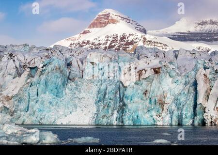 Gletscher in Kongsfjorden, Svalbard. Nahaufnahme des blauen Eises, das freigelegt wird, wenn der Gletscher kält. Stockfoto