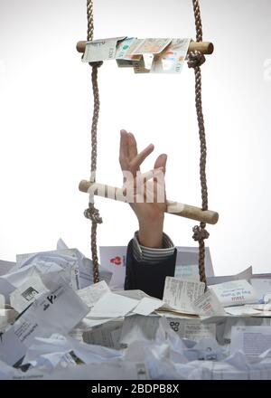 Ein Geschäftskonzept eines Seilleiterbildes, das aus einem Stapel von Einnahmen mit einer Hand herauskommt, die nach Geld greift, ohne Leiter zu ignorieren. Stockfoto