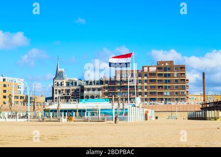 Scheveningen, Niederlande - 7. April 2016: Scheveningen Strandpanorama mit holländischer Flagge, Häuser in der Nähe von Den Haag, Holland Stockfoto