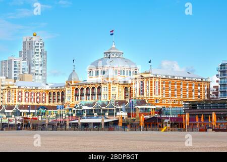 Scheveningen, Niederlande - 7. April 2016: Berühmtes Grand Hotel Amrath Kurhaus und Reihe von Strandcafé am Strand in der Nähe von Den Haag, Holland, Niederlande Stockfoto