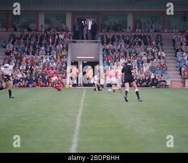 August 1990, Freundschaftsspiel beim FC Walsall gegen Aston Villa, anlässlich der Eröffnung des neuen Stadions, West Midlands, Großbritannien Stockfoto