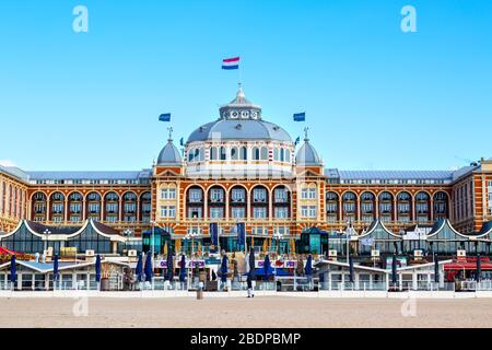 Scheveningen, Niederlande - 7. April 2016: Berühmte Grand Hotel Amrath Kurhaus Blick auf Scheveningen Strand in der Nähe von Den Haag, Holland, Niederlande Stockfoto