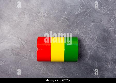 Rollen mit farbigem Kanalband auf grauem Hintergrund. Freier Speicherplatz. Kopierbereich. Stockfoto