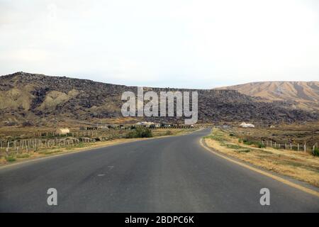 Gobustan bei Baku, Aserbaidschan. Asphaltstraße nach Gobustan. Straße in der Wüste - Gobustan Aserbaidschan . Stockfoto