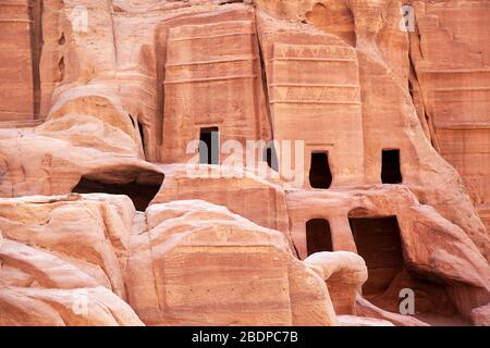 Höhlenwohnungen in der Rosenstadt Petra, Jordanien. Die Stadt Petra war über 1000 Jahre verloren, ist aber jetzt eines der neuen Sieben Weltwunder. Stockfoto