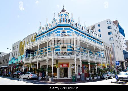 Gestreiftes, wunderschönes Gebäude an der Long Street Stockfoto